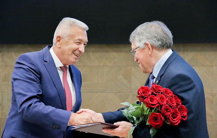 Почетный гражданин Волгоградской области Николай Сергеев принимает поздравления с юбилеем