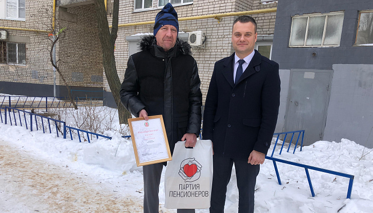 Партия пенсионеров поздравила с юбилеем легенду футбола Волгоградской области Игоря Суровикина. 