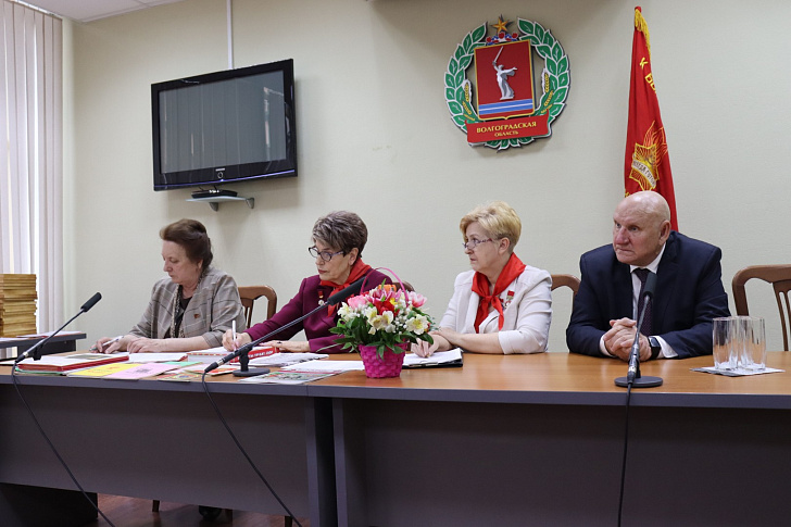 Депутаты-коммунисты  поздравили вожатых с профессиональным праздником