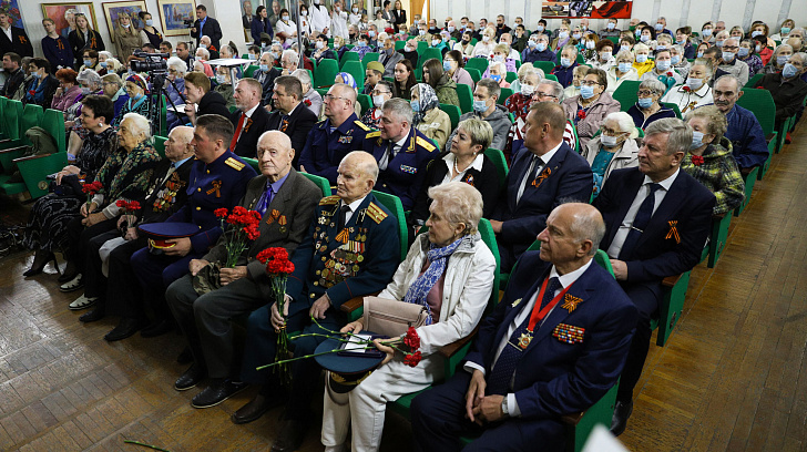 Пациентов госпиталя ветеранов войн поздравили с Днём Победы